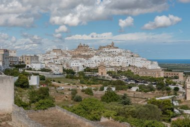 Ostuni Puglia caddesi binaları
