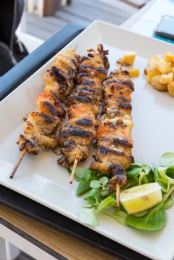 Tabakta balık şiş var.