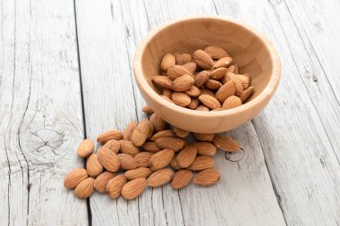 Tahta masadaki bademler