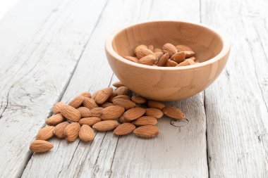 Tahta masadaki bademler