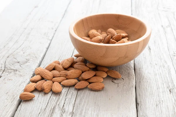 Tahta masadaki bademler