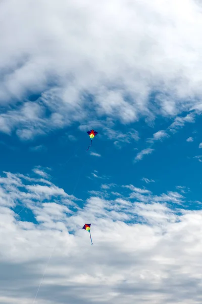 Gökyüzünde Uçuşan Renkli Uçurtmalar — Stok fotoğraf