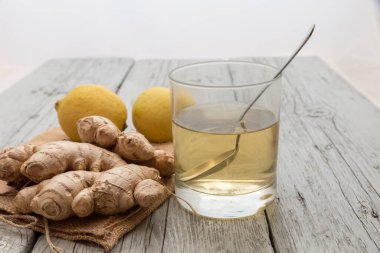 Zencefil ve limonlu sağlıklı bitki çayı.