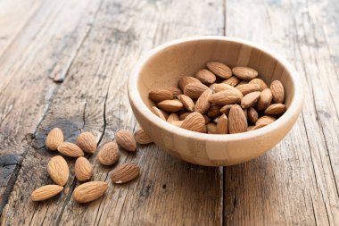 Tahta masadaki bademler