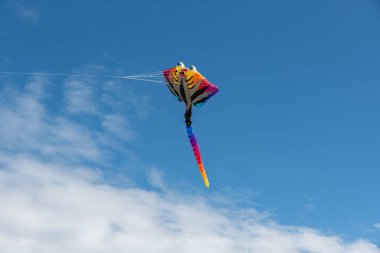 Gökyüzünde uçuşan renkli uçurtmalar