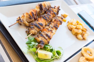 Tabakta balık şiş var.