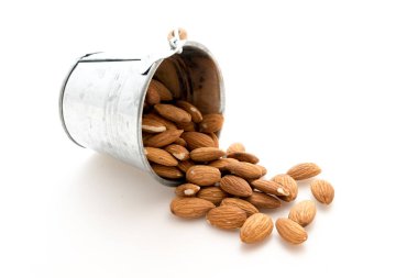 Beyaz arkaplanı olan bademler