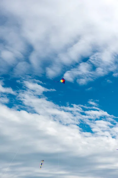 彩色的风筝在天空中飞舞 — 图库照片