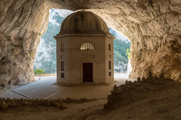 Valadier Tapınağı, Ancona İtalya 'daki Frasassi geçidinde saklı.