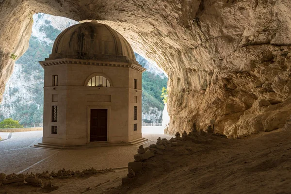 Valadier Tapınağı, Ancona İtalya 'daki Frasassi geçidinde saklı.