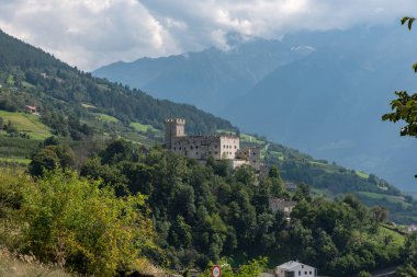 Sluderno Val Venosta, Güney Tyrol İtalya 'daki kanalların yolu