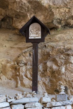 Valadier Tapınağı, Ancona İtalya 'daki Frasassi geçidinde saklı.