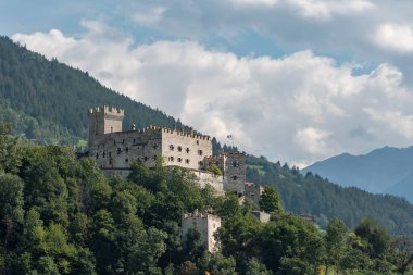 Sluderno Val Venosta, Güney Tyrol İtalya 'daki kanalların yolu