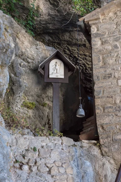 Valadier Tapınağı, Ancona İtalya 'daki Frasassi geçidinde saklı.