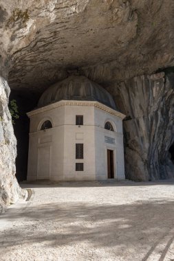 Valadier Tapınağı, Ancona İtalya 'daki Frasassi geçidinde saklı.