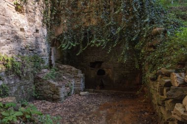 Valadier Tapınağı, Ancona İtalya 'daki Frasassi geçidinde saklı.