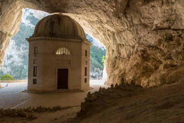 Valadier Tapınağı, Ancona İtalya 'daki Frasassi geçidinde saklı.