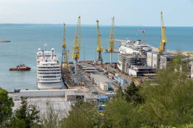 Büyük teknesi olan Ancona Limanı