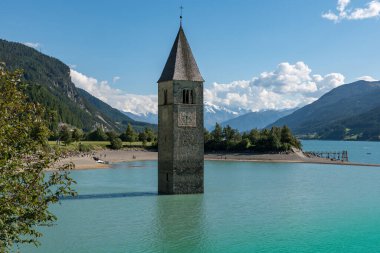 Campanile Gölü Resia, Val Venosta, Güney Tyrol İtalya