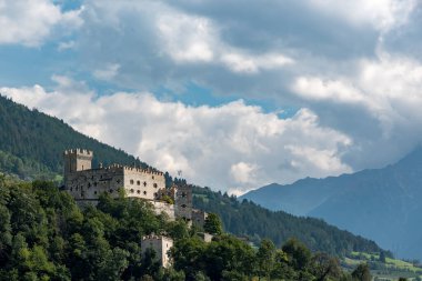Sluderno Val Venosta, Güney Tyrol İtalya 'daki kanalların yolu
