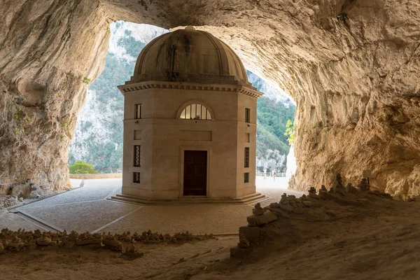 フラッシ峡谷に隠されたValadierの寺院 Ancona Italy — ストック写真