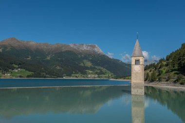 Campanile Gölü Resia, Val Venosta, Güney Tyrol İtalya