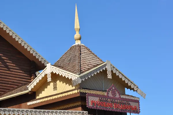 La façade en bois du bâtiment — Photo