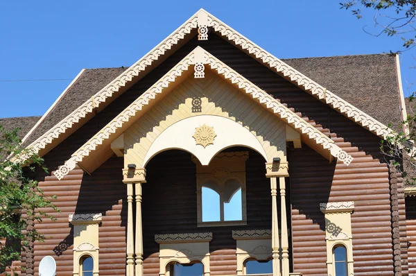 La façade en bois du bâtiment — Photo