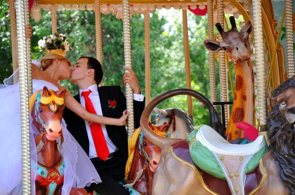 Kiss the bride and fiance — Stock Photo, Image