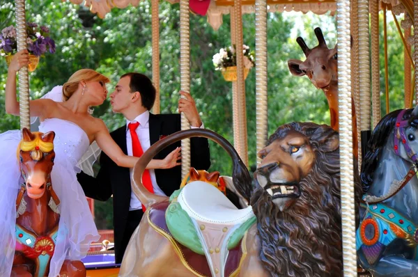 Kiss the bride and fiance — Stock Photo, Image