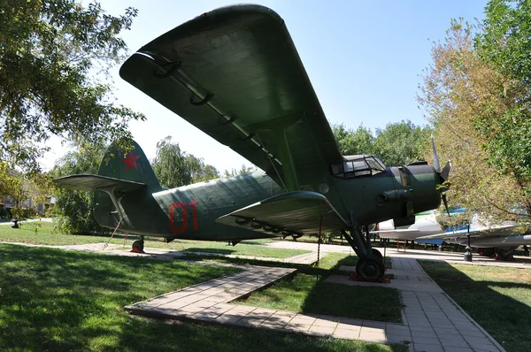 Eleman eski askeri uçak — Stok fotoğraf