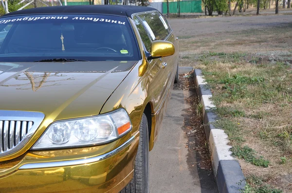 Limousine de mariage après le travail — Photo