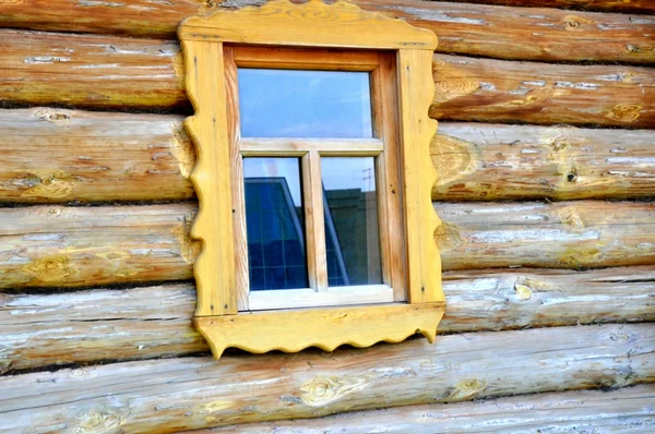 Παράθυρο στο σπίτι στο χωριό — Φωτογραφία Αρχείου