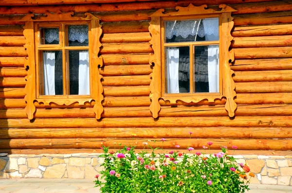 Fenster zu Hause im Dorf — Stockfoto