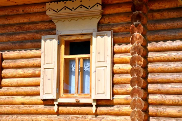 Окно дома в деревне — стоковое фото