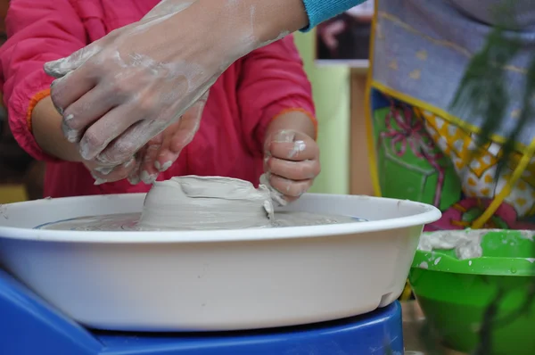 Learning pottery craft — Stock Photo, Image