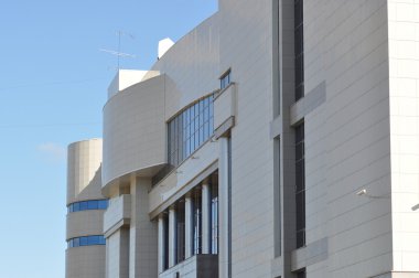 modern bir binanın dış cephe elemanları