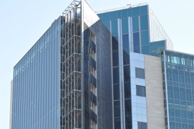 modern bir binanın dış cephe elemanları