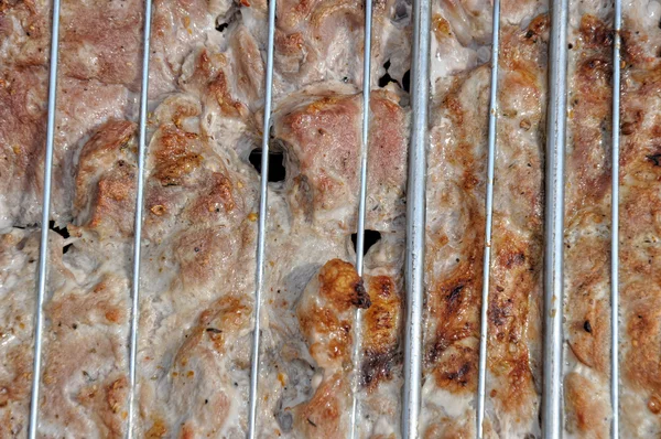 Приготування м'яса на вугіллі — стокове фото