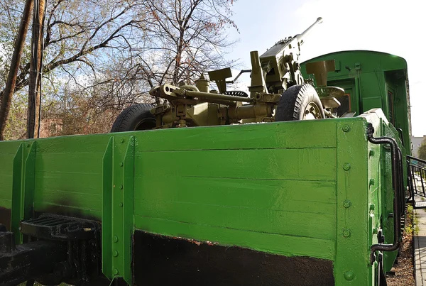 Anti-aircraft gun on a railway platform — Stock Photo, Image