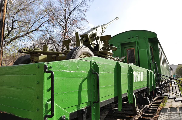 Pistolet anti-aérien sur une plate-forme ferroviaire — Photo