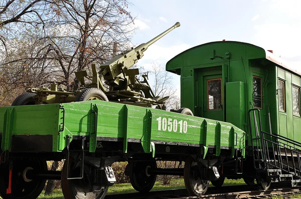 Pistolet anti-aérien sur une plate-forme ferroviaire — Photo