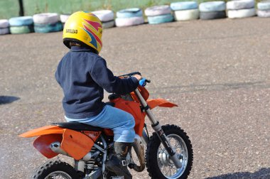 Motocross 4 yıl için genç bir atlet mi