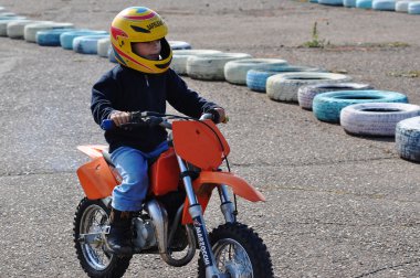 Motocross 4 yıl için genç bir atlet mi