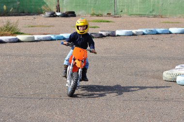 Motocross 4 yıl için genç bir atlet mi