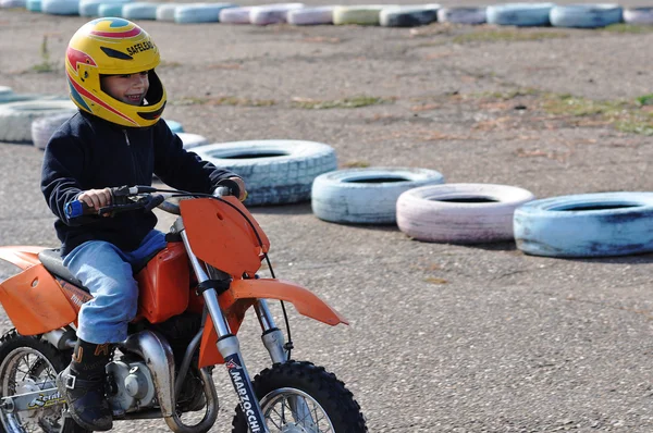 Motocross to młody zawodnik do 4 lat — Zdjęcie stockowe
