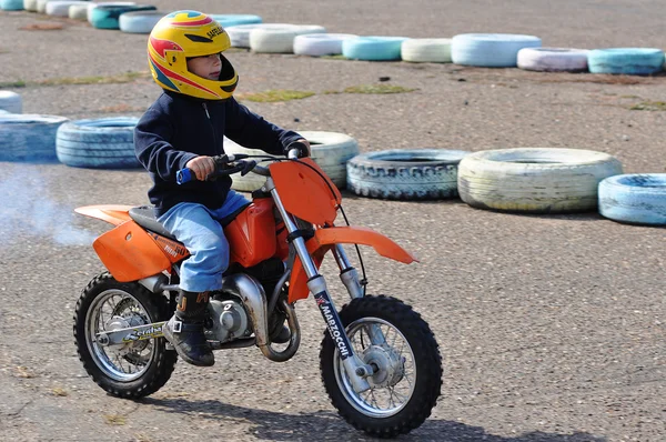 モトクロスは 4 歳の若い運動選手です。 — ストック写真