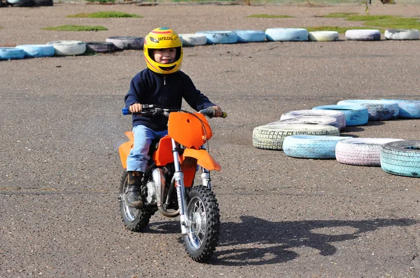 Motocross är en ung idrottsman till 4 år — Stockfoto