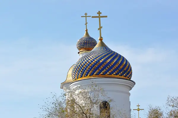 Die Kuppel der orthodoxen Kirche an der Grenze zwischen Europa und Asien — Stockfoto