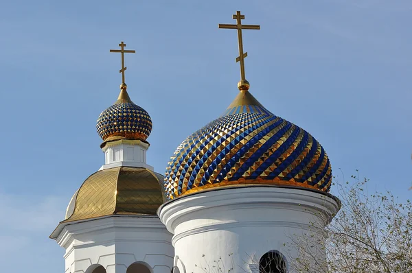 Die Kuppel der orthodoxen Kirche an der Grenze zwischen Europa und Asien — Stockfoto